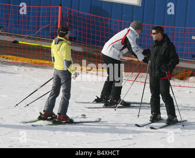 Heather Mills Skifahren in Slowenien. Im Bild mit einer Instrructor Belived zu Ben Amigoni.; Ice Cool auf einem Skiausflug suchen, Schüttelfrost Heather Mills während ihre bitteren Scheidung Schlacht. Die Mutter eines -, die mit Sir Paul McCartney, 64, aufgeteilt letzten Mai - Kumpels erzählt: "Ich fühle mich besser als ich monatelang habe." Heather hat 40 Freunde und Familie aus Slowenien um ihren 39. Geburtstag am Freitag entführt. Dazu gehören Fitness-Trainer Ben Amigoni, 22, mit denen sie hat bestritt einen Seitensprung.; 9. Jaunary 2007; Stockfoto