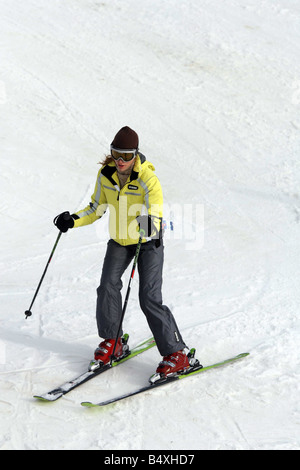 Heather Mills Skifahren in Slowenien. ; Ice Cool auf einem Skiausflug suchen, Schüttelfrost Heather Mills während ihre bitteren Scheidung Schlacht. Die Mutter eines -, die mit Sir Paul McCartney, 64, aufgeteilt letzten Mai - Kumpels erzählt: "Ich fühle mich besser als ich monatelang habe." Heather hat 40 Freunde und Familie aus Slowenien um ihren 39. Geburtstag am Freitag entführt. Dazu gehören Fitness-Trainer Ben Amigoni, 22, mit denen sie hat bestritt einen Seitensprung.; 9. Jaunary 2007 Stockfoto