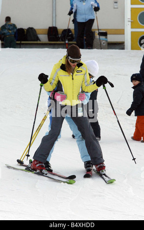 Heather Mills Skifahren in Slowenien. ; Ice Cool auf einem Skiausflug suchen, Schüttelfrost Heather Mills während ihre bitteren Scheidung Schlacht. Die Mutter eines -, die mit Sir Paul McCartney, 64, aufgeteilt letzten Mai - Kumpels erzählt: "Ich fühle mich besser als ich monatelang habe." Heather hat 40 Freunde und Familie aus Slowenien um ihren 39. Geburtstag am Freitag entführt. Dazu gehören Fitness-Trainer Ben Amigoni, 22, mit denen sie hat bestritt einen Seitensprung.; 9. Jaunary 2007 Stockfoto