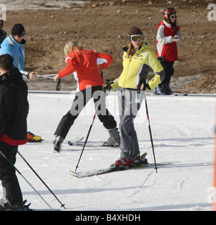 Heather Mills Skifahren in Slowenien. ; Ice Cool auf einem Skiausflug suchen, Schüttelfrost Heather Mills während ihre bitteren Scheidung Schlacht. Die Mutter eines -, die mit Sir Paul McCartney, 64, aufgeteilt letzten Mai - Kumpels erzählt: "Ich fühle mich besser als ich monatelang habe." Heather hat 40 Freunde und Familie aus Slowenien um ihren 39. Geburtstag am Freitag entführt. Dazu gehören Fitness-Trainer Ben Amigoni, 22, mit denen sie hat bestritt einen Seitensprung.; 9. Jaunary 2007 Stockfoto