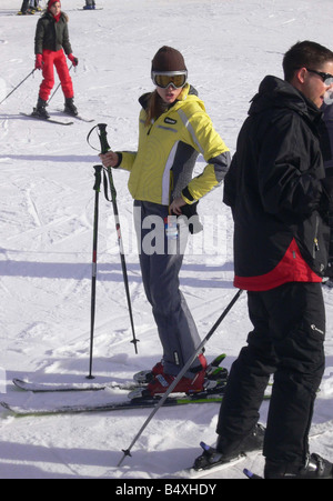 Heather Mills Skifahren in Slowenien. ; Ice Cool auf einem Skiausflug suchen, Schüttelfrost Heather Mills während ihre bitteren Scheidung Schlacht. Die Mutter eines -, die mit Sir Paul McCartney, 64, aufgeteilt letzten Mai - Kumpels erzählt: "Ich fühle mich besser als ich monatelang habe." Heather hat 40 Freunde und Familie aus Slowenien um ihren 39. Geburtstag am Freitag entführt. Dazu gehören Fitness-Trainer Ben Amigoni, 22, mit denen sie hat bestritt einen Seitensprung.; 9. Jaunary 2007 Stockfoto