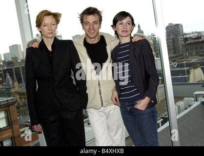 Schottischer Schauspieler Ewan MacGregor März 2002 an den Start der zweiten Phase des Amtes Glasgow Film im Leuchtturm gesehen mit Tilda Swinton und Emily Mortimer Stockfoto