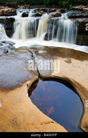 Felsenpool und Wain Wath Force Lower Falls Swaledale Yorkshire Dales England Stockfoto