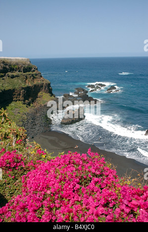 Der schwarze Sandstrand am Playa El Bollullo in der Nähe von Puerto de la Cruz auf Teneriffa - gilt als einer der schönsten Strände der Insel. Stockfoto