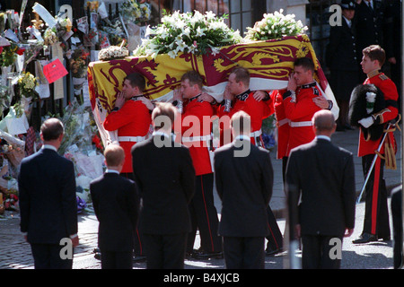 Prinzessin Diana Funeral 6. September 1997 L TO R Prince Charles Prince Harry Lord Charles Althorp Prince William Prince Philip Duke of Edinburgh Uhr Diana s Sarg Vergehen von Soldaten getragen Stockfoto