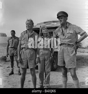 Ice Cold In Alex 1957 die Dinge, die Menschen für ein Bier Schauspieler Anthony Quayle John Mills Sylvia Sims und Garry Andrews abgebildet vor Ort während der Dreharbeiten des Films Ice Cold In Alex tun werden Stockfoto