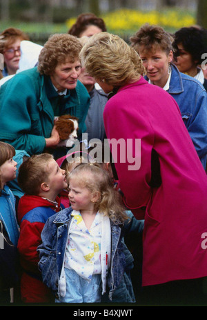 Prinzessin Diana Princess of Wales Jacke August 1989 im Gespräch mit einer Frau aus der Menge bei einem Besuch in Aberdeen rote Prinzessin Diana Scotland Stockfoto