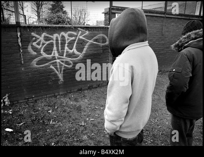 Billy Cox Mord; Die Fenwick Estate North Clapham heute. Jugendliche zahlen sie achtet auf Billy's "Tag" seinen Spitznamen an der Wand, Remer eingesprüht.; 15. Februar 2007 Stockfoto