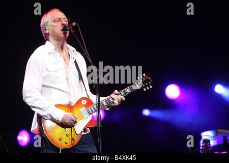 Mark Knopfler führt in Newcastle City Hall Stockfoto
