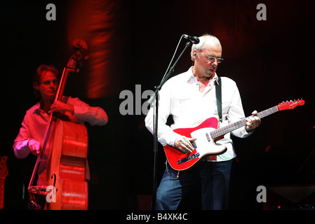 Mark Knopfler führt in Newcastle City Hall Stockfoto