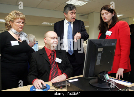 Der Schatzkanzler Gordon Brown MP öffnet links Gewerkschaft Bildungszentrum am Newcastle College hier abgebildet im Learning Center mit Hilda Douglas Admin-Koordinator und Jeff Beresford Projektarbeiter Dame auf richtige Ehrendoktorwürden der Universität Newcastle Stockfoto