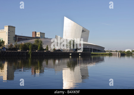 Imperiale Krieg Museum North Salford Kais reflektiert in den Manchester Ship Canal mit tiefblauem Himmel Herbst Stockfoto