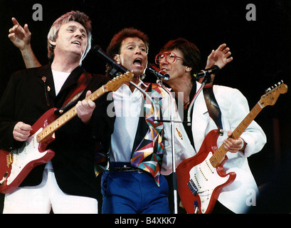 Cliff Richard Singer vereint mit Bruce Welch und Hank Marvin seine alte Gruppe The Shadows auf der Bühne Webley Stadion zu seinem Jubiläumskonzert Musik sichern Stockfoto