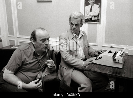 Barry Cryer und John Junkin Juni 1978 Drehbuchautoren für die neue Morecambe und Wise Show 78 3273 DM Charles Ley 30 06 1978 Stockfoto