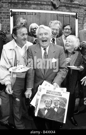 Ernie Wise stellt die Plaque Mai 1992 auf Kosten des Hauses in grau schließen Hampstead Gärten wo Comedian Tony Hancock einmal lebte die Plaque von den Toten Comic Gesellschaft Ernie gesponsert wurde hier mit einigen seiner Freunde Showbusiness gesehen wird Stockfoto