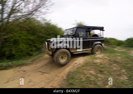 Land Rover Defender fahren abseits der Straßen Stockfoto