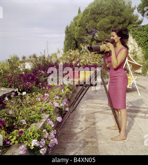 Juergens, Curd, 13.12.15 - 18.6.1982, deutscher Schauspieler, seine Frau Simone Bicheron, volle Länge, auf der Terrasse ihres Hauses, 1960er Jahre, Stockfoto