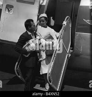 Mike Todd 1957 mit Elizabeth Taylor fliegen nach Nizza im Jahre 1957 Elizabeth Taylor geschieden von ihrem zweiten Ehemann Michael Wilding und kündigte ihre Verlobung mit dem Produzenten Mike Todd Here sie abgebildet sind, jetten, schön auf tragische Weise Todd starb bei einem Flugzeugabsturz nur ein Jahr nach Beginn ihrer Ehe im Alter von nur 26 Taylor war bereits zwei Mal geschieden und jetzt eine glamouröse Witwe Elizabeth Taylor in ihrer Blütezeit war ohne Zweifel eines der Welt s die meisten schöne und glamouröse Frauen, sie ist immer noch eines der reichsten heiratete berühmtesten und leider tragischste Figuren des 20. Jahrhunderts als Stockfoto