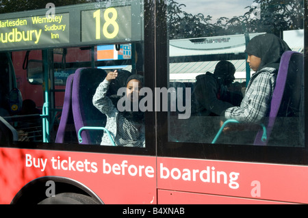 UK-Passagiere an Bord ein London-Bus. Foto © Julio Etchart Stockfoto