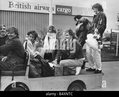 Duran Duran hitch eine Fahrt auf einem Gepäck-Wagen bei ihrer Ankunft am Newcasle Flughafen L, R John Taylor Simon le Bon Andy Tayor Nick Rhodes und Roger Taylor Lederhose 29 10 84 Stockfoto