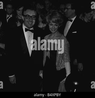 Peter Sellers und seinem co-Star Französisch führende Dame Dany Robin bei der Premiere ihres neuen Films Walzer von der Toreodor am Odeon am Leicester Square Stockfoto