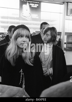 John Lennon am Flughafen Heathrow aus nach Indien steht an der Spitze der Warteschlange Februar 1968 mit dem Rest von The Beatles George Harrison s Frau Patti Boyd Stockfoto