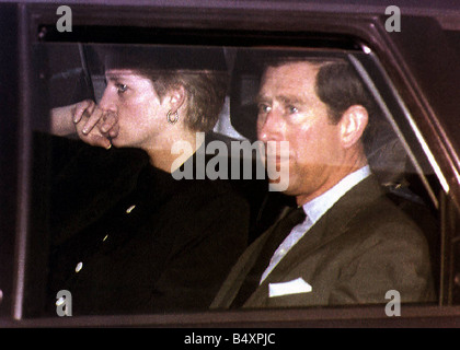 Prinz Charles und Prinzessin Diana Lech Österreich 1992 verlassen, denn nach Hause auf der Rückseite ein Auto mit Diana trauern über ihren Vater im Bild Stockfoto