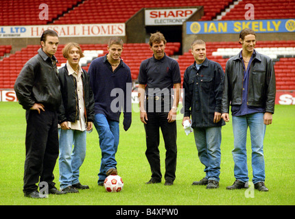 Mitglieder der Popgruppe nehmen, links nach rechts Robbie Williams mark Owen Jason orange Gary Barlow und Howard Donald mit Bryan Robson von Manchester United im Old Trafford Juli 1993 Stockfoto