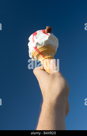 Eiscreme-Kegel vor blauem Himmel Stockfoto