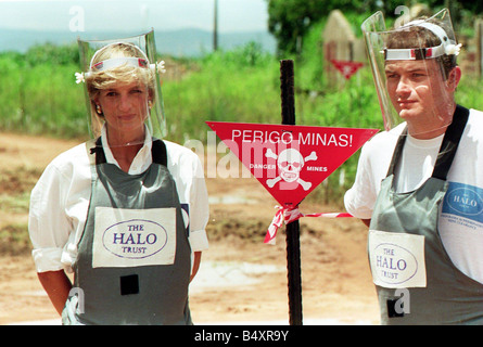 Prinzessin Diana mit Mine-Experte Paul Heslop Januar 1997 in einem Land Minenfeld in Angola Huanbo 15. Januar 1997 bei einem Besuch einer Rotkreuz-Kampagne Outlaw Landminen weltweit helfen Stockfoto