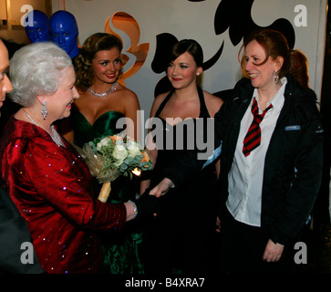 21 11 05 Royal Rota... Royal Variety Show 2005 Cardiff. HM trifft Königin Elizabeth II Künstler hinter der Bühne nach der Show. Charlotte Church, Katherine Jenkins und Catherine Tate. Stockfoto