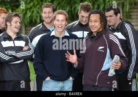 Prinz William trifft die All Blacks Kapitän Tana Umaga und das Team von ihrer Ausbildungsstätte Auckland Neuseeland Juli 2005 Stockfoto