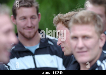 Prinz William trifft die All Blacks Kapitän Tana Umaga und das Team von ihrer Ausbildungsstätte Auckland Neuseeland Juli 2005 Stockfoto