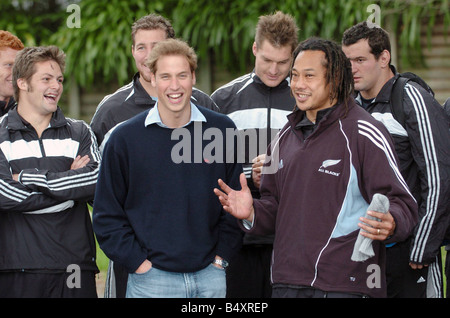 Prinz William trifft die All Blacks Kapitän Tana Umaga und das Team von ihrer Ausbildungsstätte Auckland Neuseeland Juli 2005 Stockfoto
