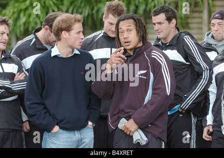 Prinz William trifft die All Blacks Kapitän Tana Umaga und das Team von ihrer Ausbildungsstätte Auckland Neuseeland Juli 2005 Stockfoto