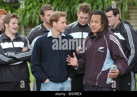 Prinz William trifft die All Blacks Kapitän Tana Umaga und das Team von ihrer Ausbildungsstätte Auckland Neuseeland Juli 2005 Stockfoto