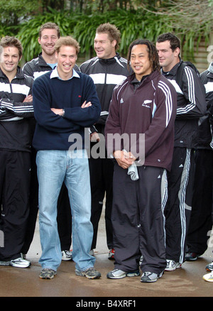 Prinz William trifft die All Blacks Kapitän Tana Umaga und das Team von ihrer Ausbildungsstätte Auckland Neuseeland Juli 2005 Stockfoto