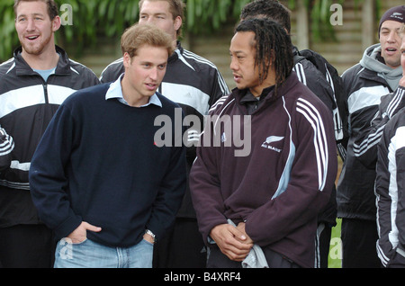 Prinz William trifft die All Blacks Kapitän Tana Umaga und das Team von ihrer Ausbildungsstätte Auckland Neuseeland Juli 2005 Stockfoto