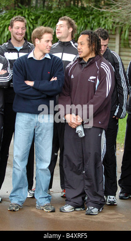 Prinz William trifft die All Blacks Kapitän Tana Umaga und das Team von ihrer Ausbildungsstätte Auckland Neuseeland Juli 2005 Stockfoto