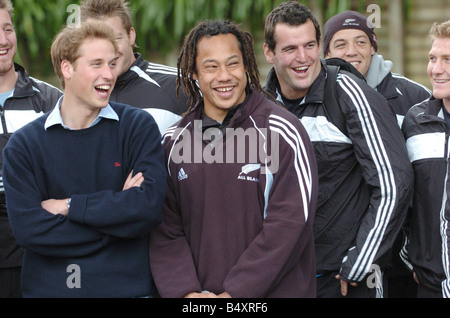 Prinz William trifft die All Blacks Kapitän Tana Umaga und das Team von ihrer Ausbildungsstätte Auckland Neuseeland Juli 2005 Stockfoto