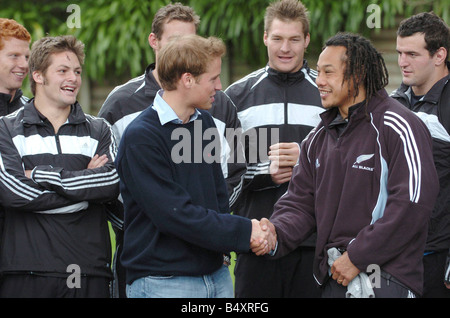 Prinz William trifft die All Blacks Kapitän Tana Umaga und das Team von ihrer Ausbildungsstätte Auckland Neuseeland Juli 2005 Stockfoto
