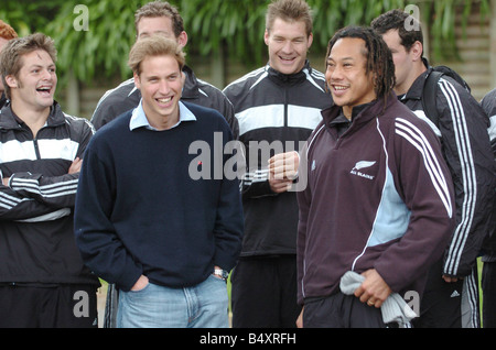 Prinz William trifft die All Blacks Kapitän Tana Umaga und das Team von ihrer Ausbildungsstätte Auckland Neuseeland Juli 2005 Stockfoto