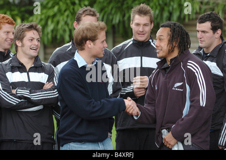 Prinz William trifft die All Blacks Kapitän Tana Umaga und das Team von ihrer Ausbildungsstätte Auckland Neuseeland Juli 2005 Stockfoto