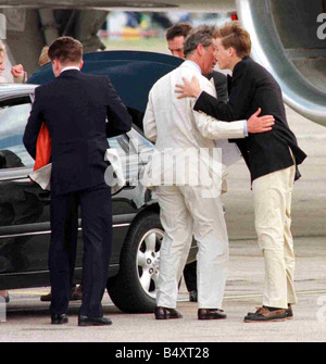 Prinz Charles August 1998 und Harry verlassen Heathrow für Athen auf ein Flugzeug während auf einem anderen mit Tiggy Legge-Bourke-Charles William reist nach William Abschied Gebote, als sie separate Flüge nach Athen an Bord Stockfoto