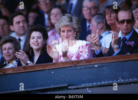 Princesss Diana Princess of Wales Juli 1987 Beifall bei den Herren Tennis-Finale in Wimbledon mit ihrer Freundin Camilla Dunne und der Herzog von Kent Stockfoto