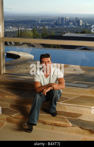 Simon Cowell in seinem Büro in Beverly Hills mit Blick auf Los Angeles. Stockfoto