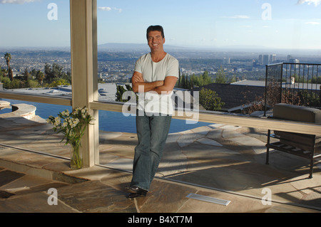 Simon Cowell in seinem Büro in Beverly Hills mit Blick auf Los Angeles. Stockfoto