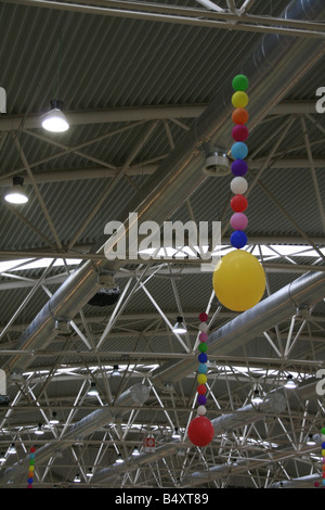 viele viele bunte Ballons hängt am Messegelände Stockfoto