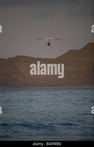 Microlite fliegen über das Meer am Strand von weißen Felsen in Portrush bei Sonnenuntergang Northern ireland Stockfoto