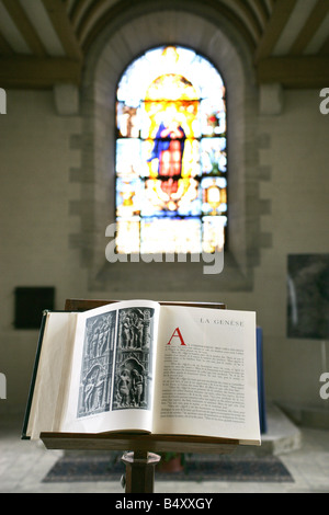 Bibel am Rednerpult in einer Kirche Stockfoto